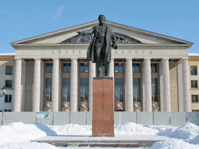 Памятник Кирову Сергею Мироновичу