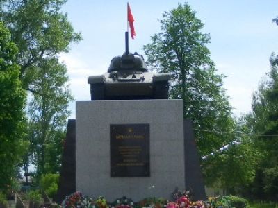 Памятный знак — танк  Т-34, установленный в честь танкистов 4-й гвардейской танковой армии, освободившей в 1943 г. от немецко-фашистских захватчиков г. Карачев