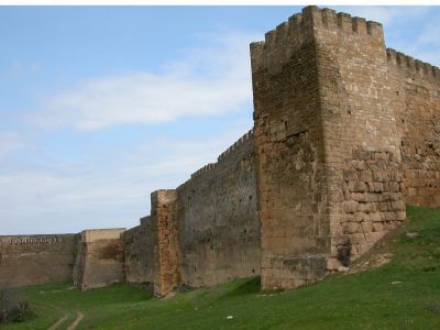 Великая Кавказская стена Дагбары с замками и башнями