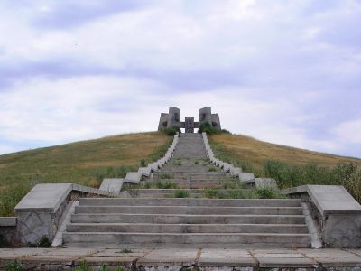 Братская могила Героев Советского Союза М-З.Абдулманапова, П.А.Иванова, А.Ф.Симоненко, П.В.Велигина, М.А.Задорожного, Г.Н.Захарченко, Н.И.Поддубного, И.Т.Тимошенко (скульпторы В.В.Петренко, Н.И.Петренко, архитектор А.М.Крамаренко)