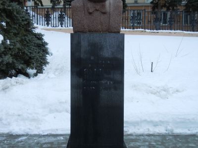 Памятник-бюст заслуженному артисту РСФСР, народному артисту Мордовской АССР И.М.Яушеву. Сооружен из гранита