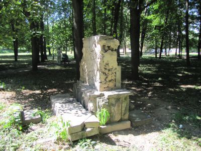 Памятное место, где стоял рабочий клуб, в котором размещался Ярцевский ревком