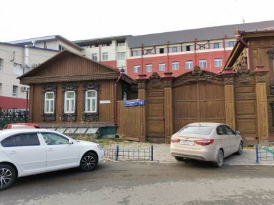 Флигель с деревянными резными воротами усадьбы мещан Козловых