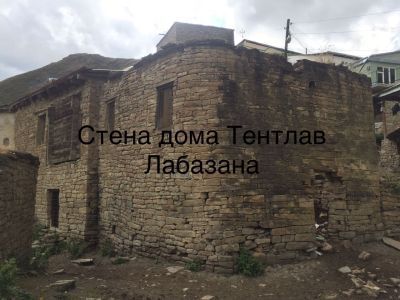 Резной камень с зооморфными изображениями и солярными знаками