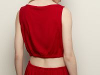 Укороченный топ без рукавов с резинкой по низу