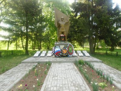 Братская могила 8 советских воинов, погибших в 1941 и 1943 гг. в боях с немецко-фашистскими захватчиками