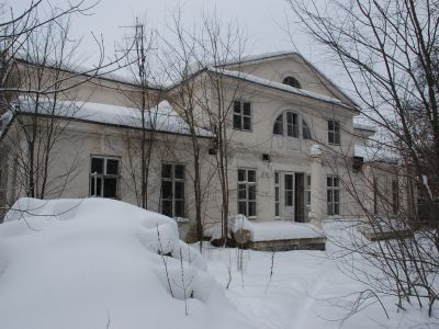 Флигель с портиком