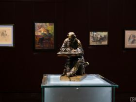 В Якутске открылась выставка «Эволюция образа Толстого: от Ге до Гинцбурга»