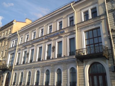 Дом жилой с дворовыми флигелями