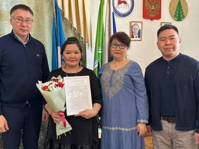 Многодетной семье из Таттинского улуса вручили сертификат на 10 миллионов рублей