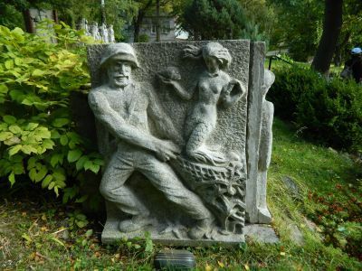 Рельеф «Рыбак и русалка» (ск. Г.Брахерт, известняк)