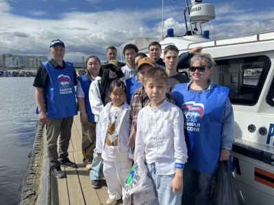 В Якутске для детей участников СВО устроили прогулку по реке