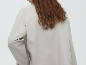 Ветровка с асимметричной застежкой