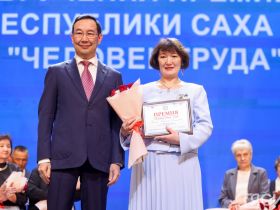 Айсен Николаев наградил 50 якутян премией «Человек труда»