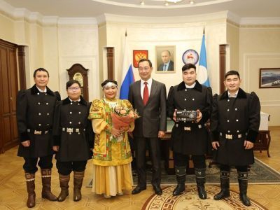 Айсен Николаев встретился с «хранителями традиций» – семьей Васильевых-Мойтохоновых