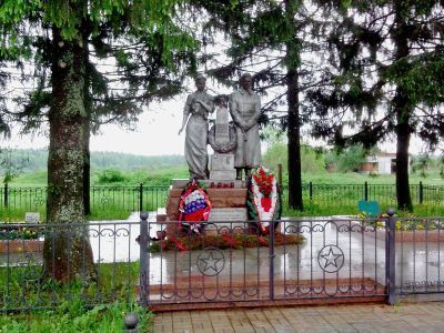 Братская могила советских воинов