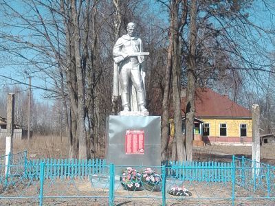 Братская могила 8 советских воинов, погибших в 1943 г. в боях с немецко-фашистскими захватчиками