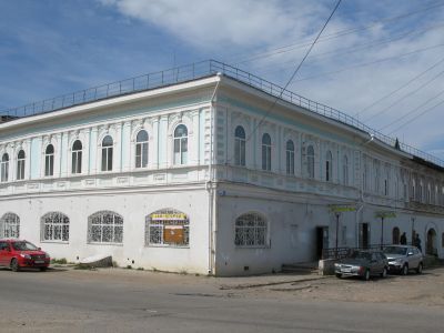 Жилой дом с торговым помещением