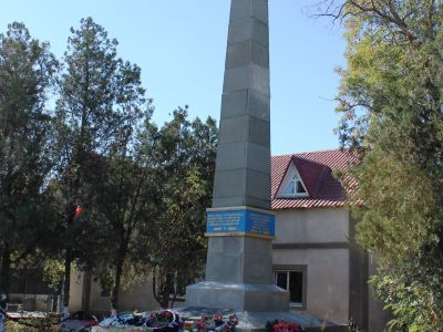 Памятный знак в честь воинов-односельчан, погибших в годы гражданской и Великой Отечественной войн