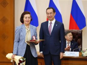 Айсен Николаев наградил выдающихся ученых Якутии