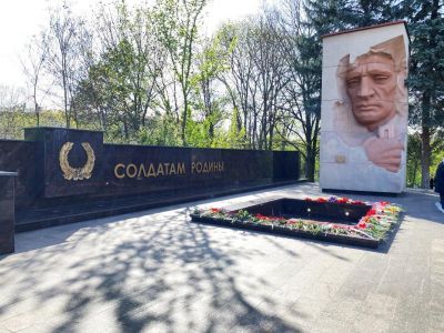 Памятник «Воинская Слава», скульпторы М. Роберман, Л. Роберман, Н. Санджиев, архитекторы И. Фриденталь, Ю. Хоменко