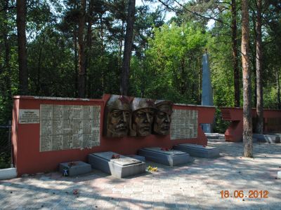 Братское кладбище воинов Советской Армии-участников Великой Отечественной войны 1941-1945 гг., похороненных госпиталями