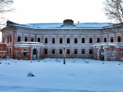 Колоннада парадного двора