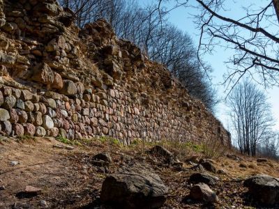 Крепостные стены с археологическими остатками Дмитриевского собора, Успенской церкви, колокольни