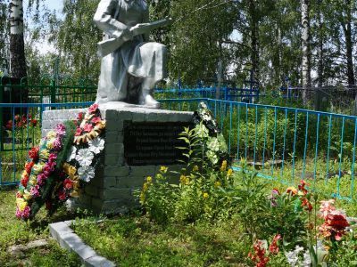 Братская могила 3 советских воинов, погибших в 1943 г. в бою с немецко-фашистскими захватчиками