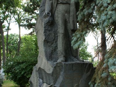 Памятник партизану-пионеру Володе Дубинину (скульптор Л.С.Смерчинский, архитектор А.Н. Морозов, выполнен Н. Кагановым)