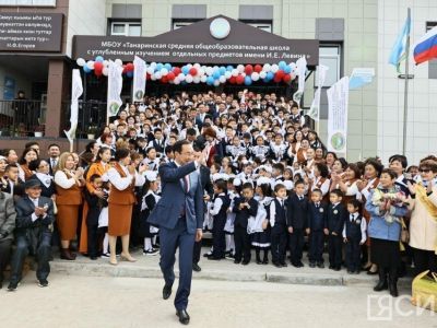 Глава Якутии принял участие в открытии новой школы в Кобяйском районе