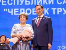 Айсен Николаев наградил 50 якутян премией «Человек труда»