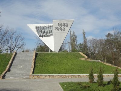 Памятник 500 советским воинам и мирным жителям, погибшим в боях с фашистскими захватчиками (мемориальный комплекс "Жертвам фашизма")