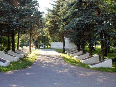 Участок братского захоронения. Фамилии погибших воинов обозначены на памятных досках, установленных на участке братского захоронения и на пяти стелах, у «Вечного огня»