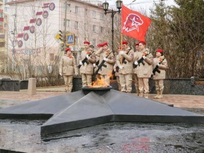 И юные бойцы застыли в карауле