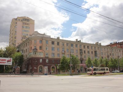 Дом жилой для  работников радиозавода "Полет" с магазинами
