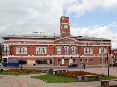 Здание, где в 1917 г. размещался 282-й пехотный полк, оказавший большую помощь в становлении и упрочении Советской власти в г. Череповце, и в феврале 1926 года выступал нарком просвещения Луначарский А.В.