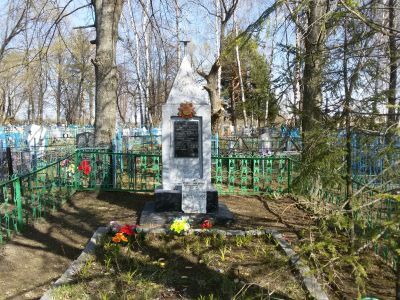 Братская могила 16 воинов Советской Армии, погибших в 1943 г. в боях с немецко-фашистскими захватчиками при  освобождении с. Кропотово. Установлен обелиск