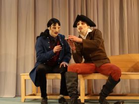 Яркая премьера комедии дель арте «Венецианские близнецы» состоялась в Русском театре