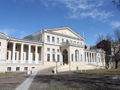 Дворец с флигелями