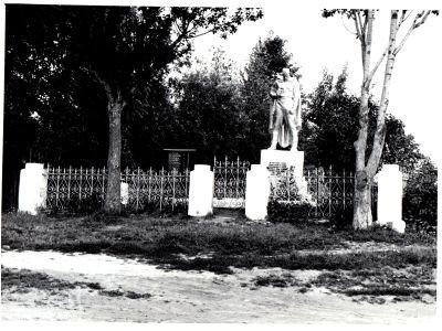 Братская могила советских воинов, погибших в боях с фашистами