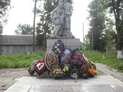 Братская могила 49 воинов Советской Армии, погибших в 1941-1943 гг. в боях с немецко-фашистскими захватчиками