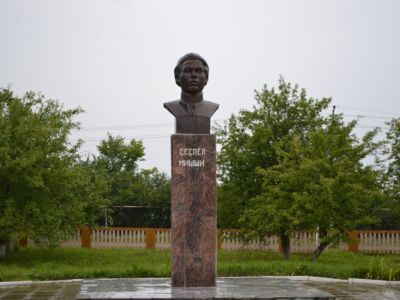 Памятник-бюст М. Сеспелю