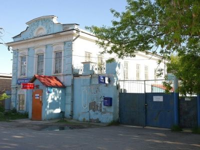 Двухэтажный каменный жилой дом усадьбы Хозяиновых с примыкающей каменной кладовой