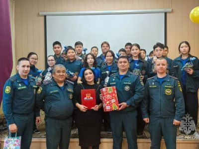 В Якутске сотрудники МЧС России подарили детям новогодние подарки