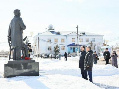 Айсен Николаев возложил цветы к памятнику братьям Даниловым