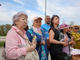 В Якутске из свечей выложили композицию «Родина-мать зовёт»