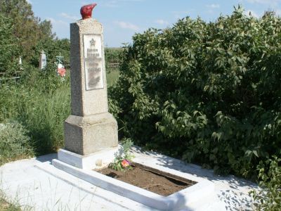 Братская могила советских воинов