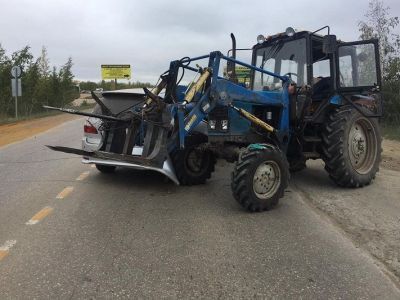 Трактор и легковой автомобиль столкнулись на Намском тракте в Якутске
