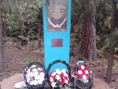 Мемориальный комплекс на месте формирования партизанского отряда "За Родину", партизанская землянка, обелиск